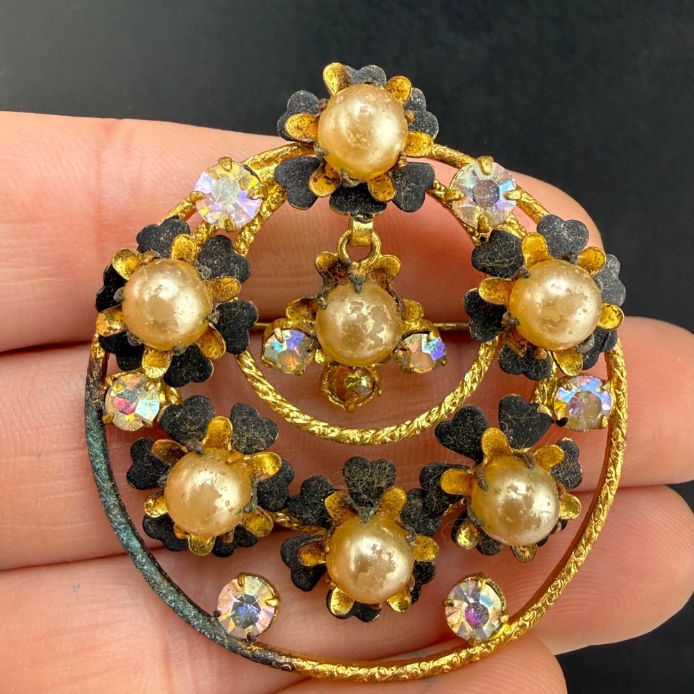 Vintage Estate Brooch Gold‎ Flower Rhinestone Faux Pearl Wreath Tarnish
